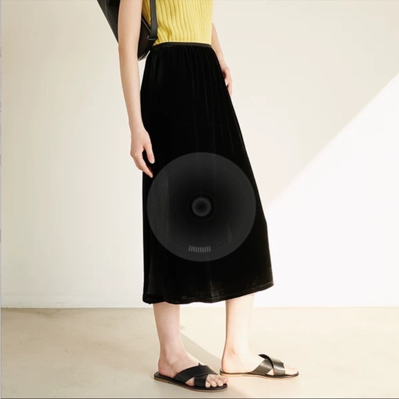 UO Slippers - Picture 2 of 2